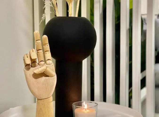 The Black Door. Appartement