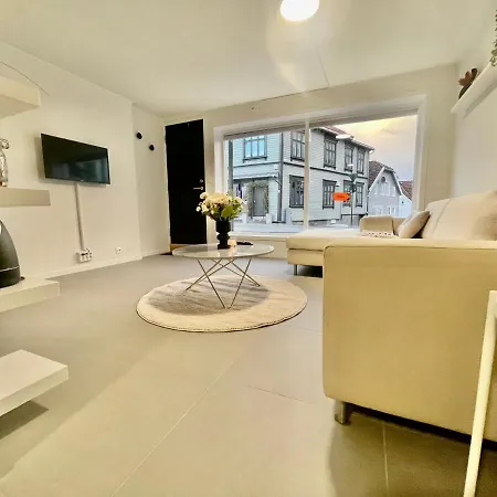 The Black Door. شقة