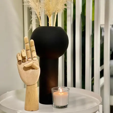 The Black Door. شقة